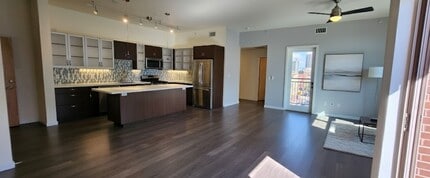 Building Photo - 204 Maple St
