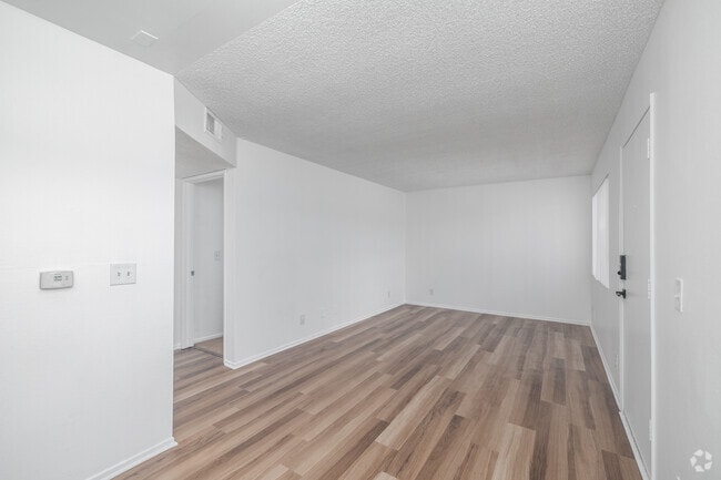 2 habitaciones, 1 baño - 630 pies cuadrados - Sala de estar - 2216-2218 Court St.