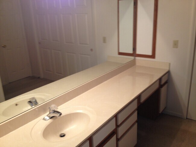 Building Photo - 2 bedroom 2 bath APARTMENT Branson MO  Affordable Living at the Foothills