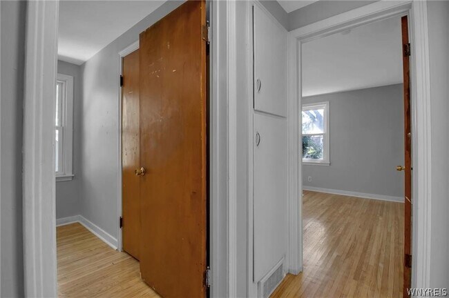 Foto del edificio - 42 Layton Ave