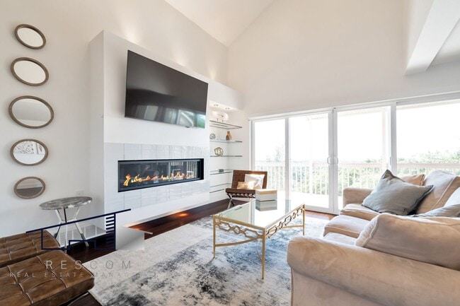 Building Photo - Fully Furnished Executive Home!