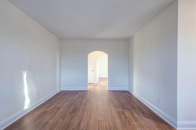 Photo du bâtiment - 36 Wood Glen Rd