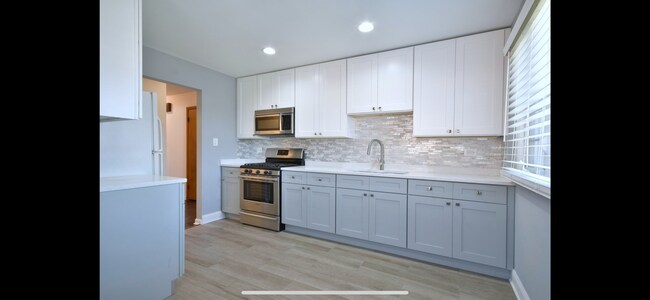 Building Photo - 5013 N Oneida Ave