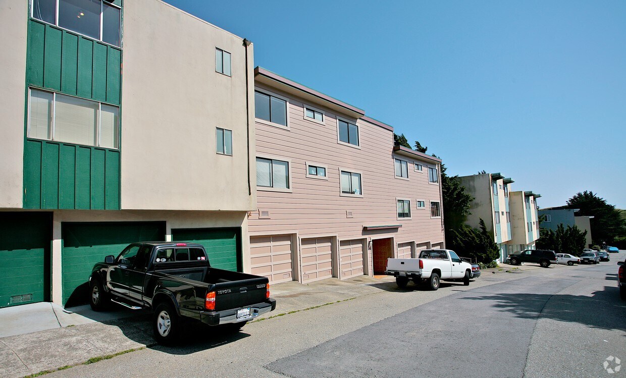 Building Photo - 66 Crestline Dr