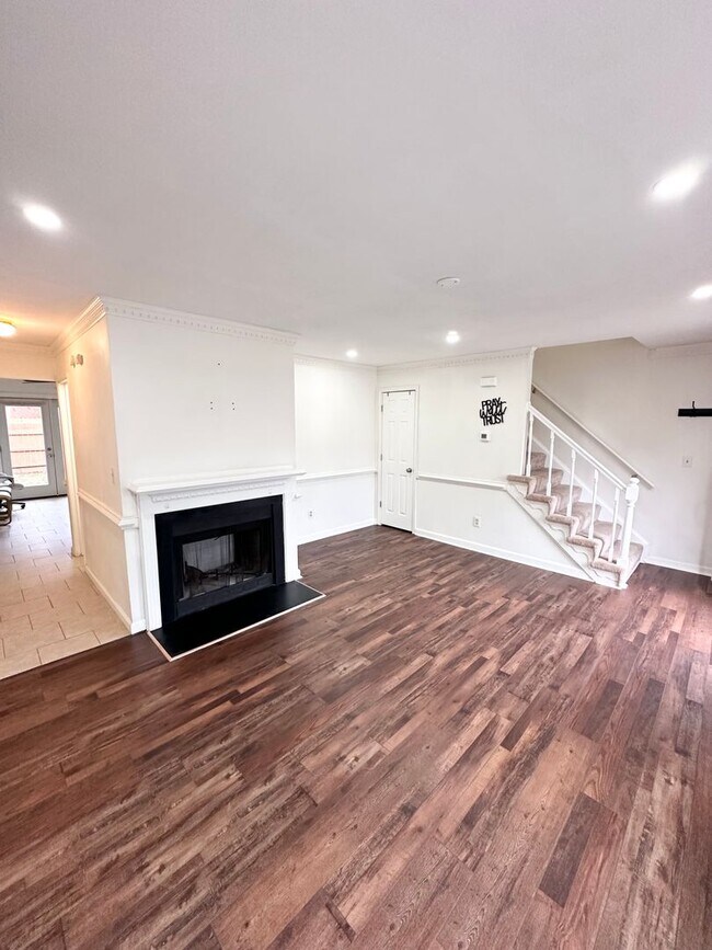 Foto del edificio - Updated 3BR / 1.5BA Townhome-Move in Ready!