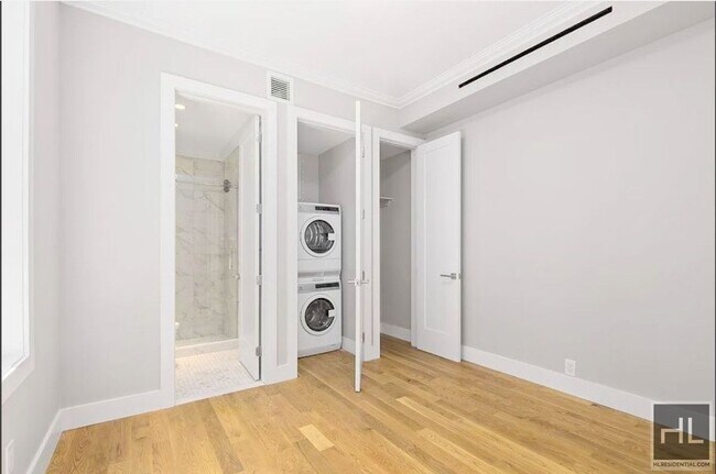 Foto del edificio - Renovated Cozy 1 bed 1 bath with washer and dryer. / WEST 76 STREET
