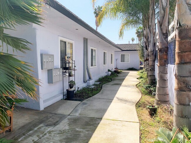 Building Photo - 928 W 83rd St