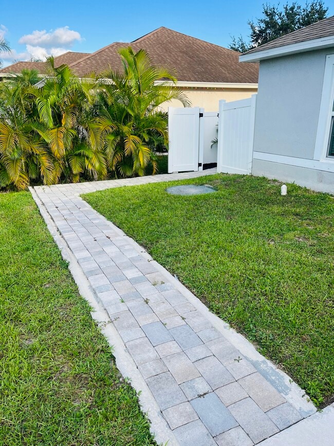 Building Photo - 1534 SW Jacksonville Ave