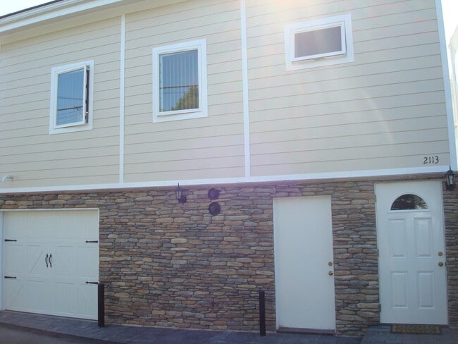 2113 Loma Dr/2bed/2Ba - 2113 Loma Dr