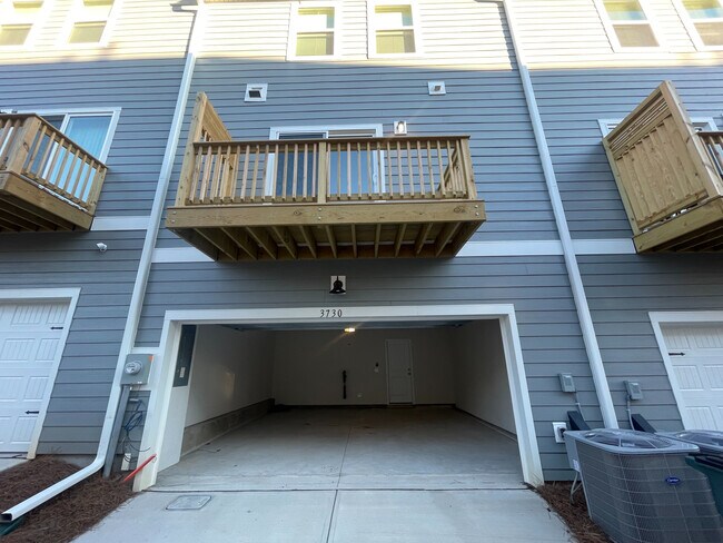 Foto del edificio - Room in Townhome on Memorial Pkwy