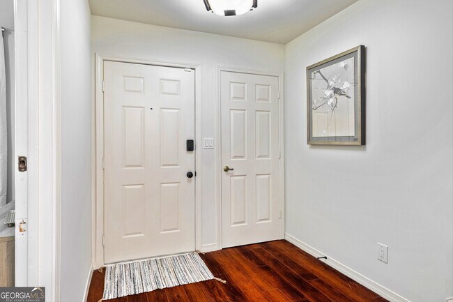 Foto del edificio - 216 Flat Creek Ct