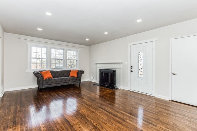Foto del edificio - Meticulously well renovated 4Bd/3Bth home ...