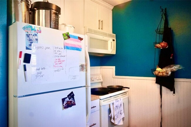 Building Photo - 3902 Peterson Ave