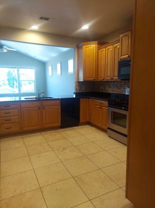 Building Photo - 3 Bed 3 Bath Home in East Medford