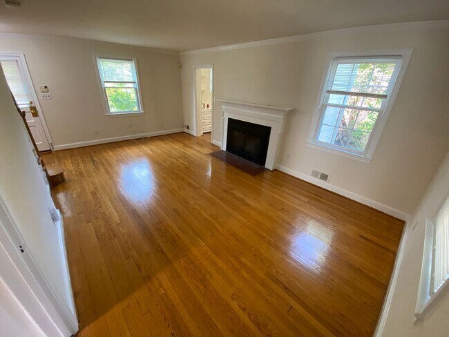 Foto del edificio - 3 Bed Brick Colonial Just Blocks from Red ...