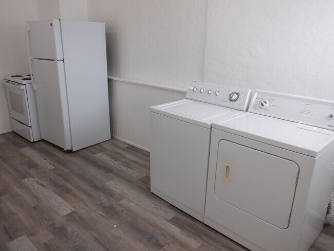 Building Photo - 2 Bed 1 Bath with Office - Walking Distanc...