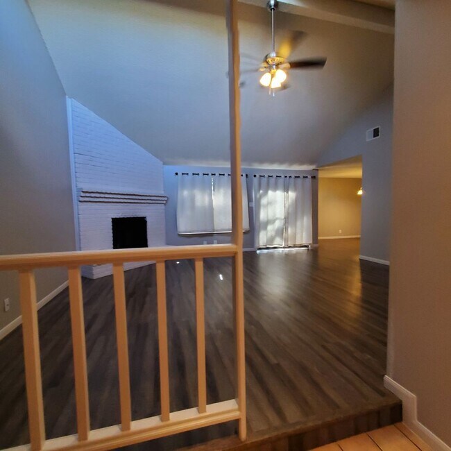 Building Photo - MOVE IN SPECIAL!!!  Beautiful Home in Coll...
