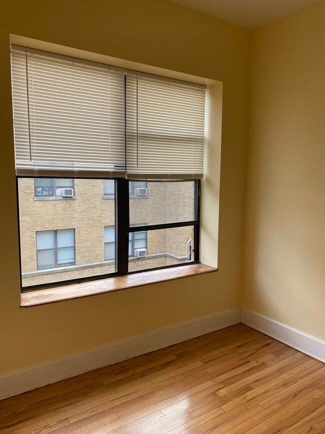 Bedroom South - 4930 N Kedzie Ave