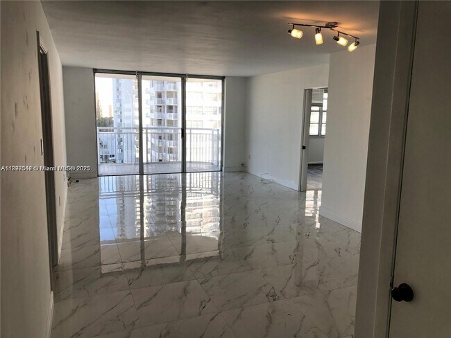 Building Photo - 18021 Biscayne Blvd