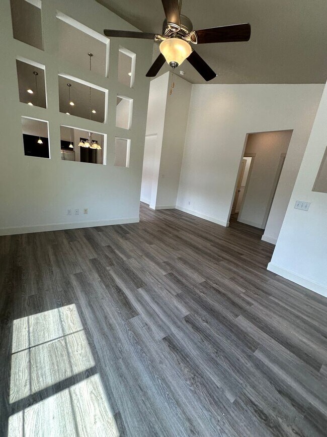 Foto del edificio - 3 Bedroom 2 Bath Home, New Paint, New LVP ...