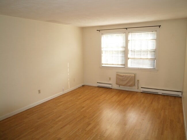 Building Photo - 17 Sinai Cir