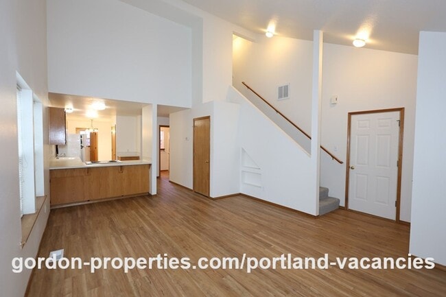 Foto del edificio - SE Knapp Circle - 3 bedroom duplex with attached single car garage