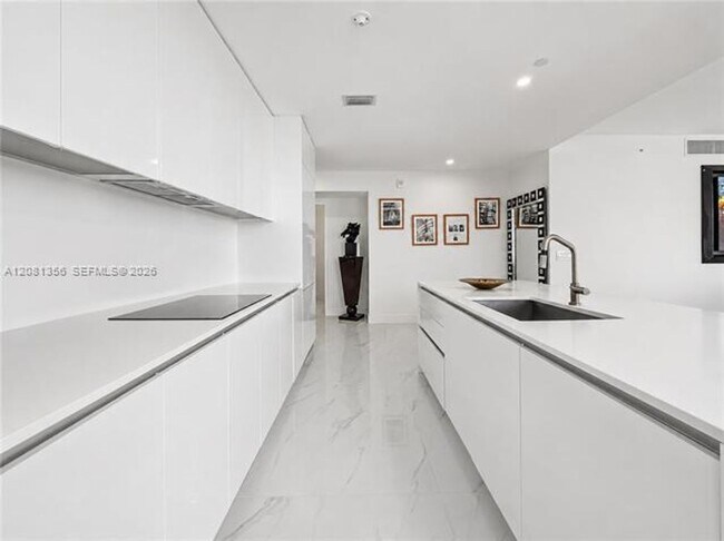 Foto del edificio - 700 NE 24th St