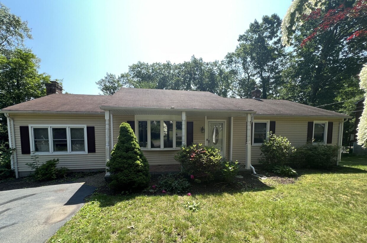 Foto principal - Spacious 3 Bedroom Ranch