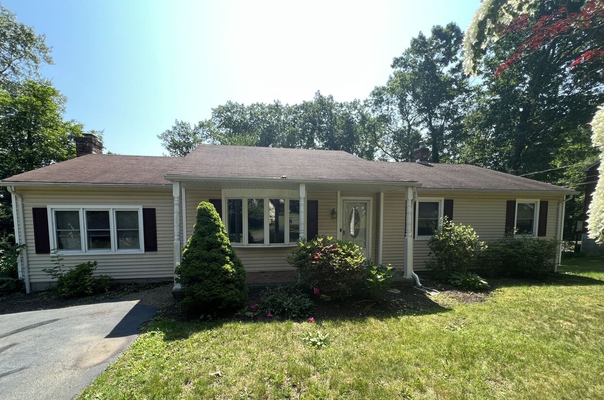 Primary Photo - Spacious 3 Bedroom Ranch