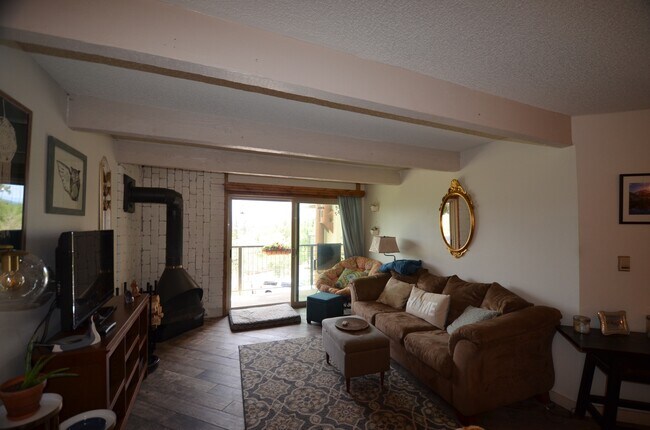 Foto del edificio - Updated Unit! Great Views! Year lease!