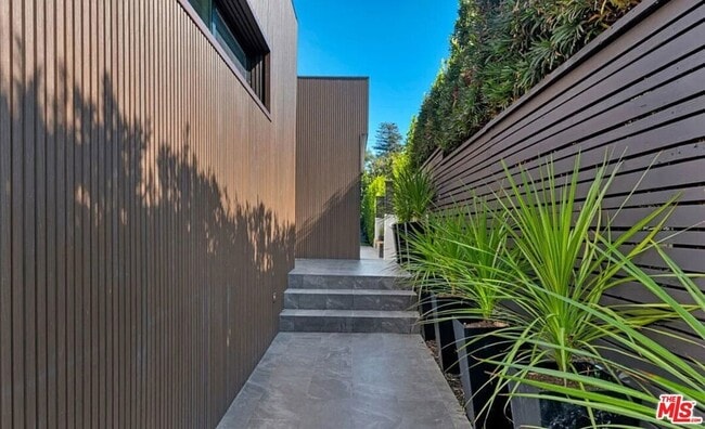 Foto del edificio - 418 N Bowling Green Way