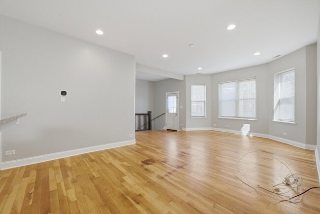 Building Photo - 4742 N Sawyer Ave