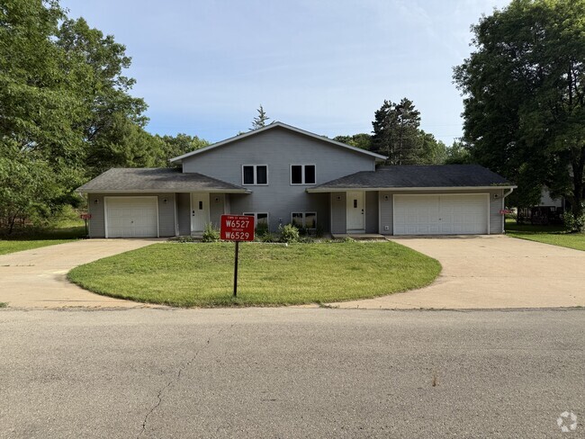 Building Photo - W6527 Woodhaven Cir