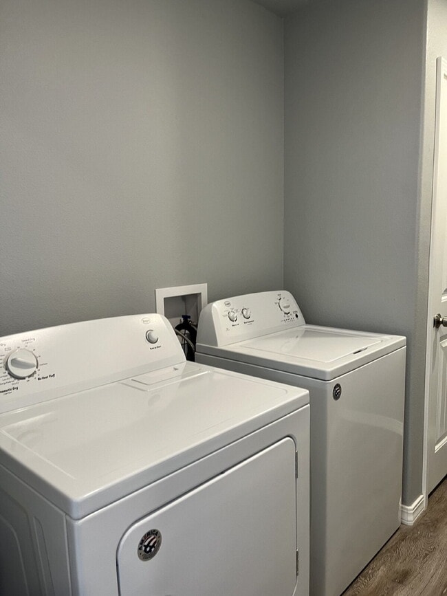 Building Photo - 3 Bedroom Duplex