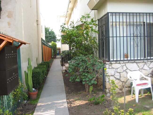 Building Photo - 1157 N Kingsley Dr