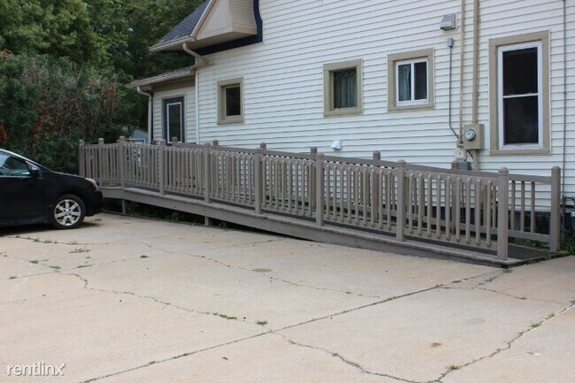 Building Photo - 421 N Bird St
