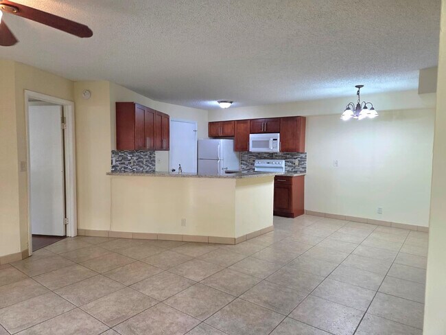 Building Photo - 9999 Summerbreeze Dr