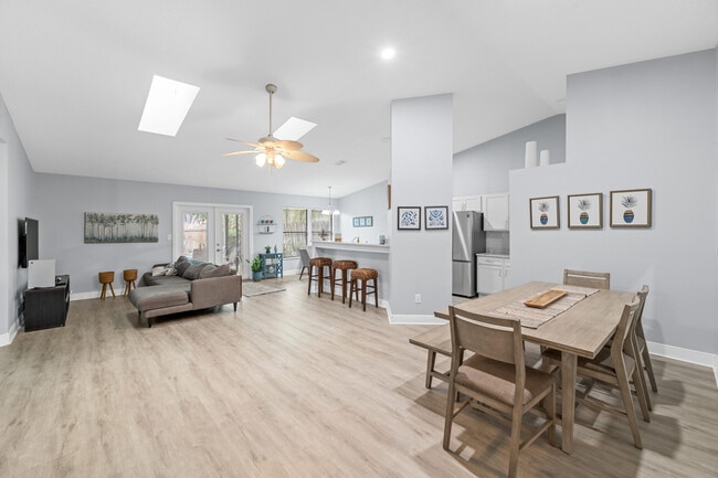 Building Photo - 1599 Bayridge Pl