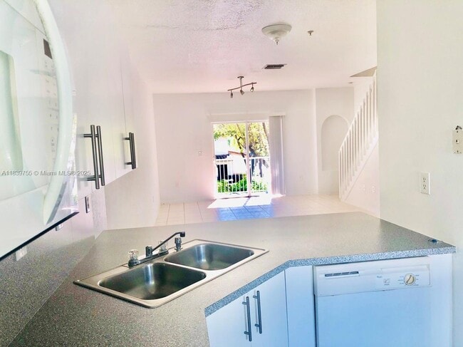 Foto del edificio - 5670 NW 116th Ave
