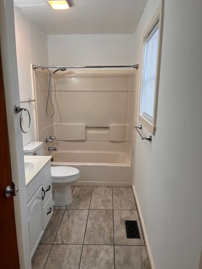 Foto del edificio - 3 bedroom, 2 bath bungalow on huge lot. Country living, but close to I-40, 140 and Wilmington.