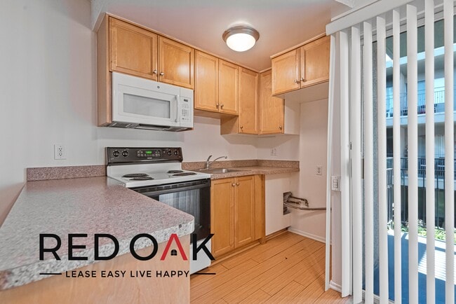 Building Photo - Charming and Cozy Jr One Bedroom with a Pr...