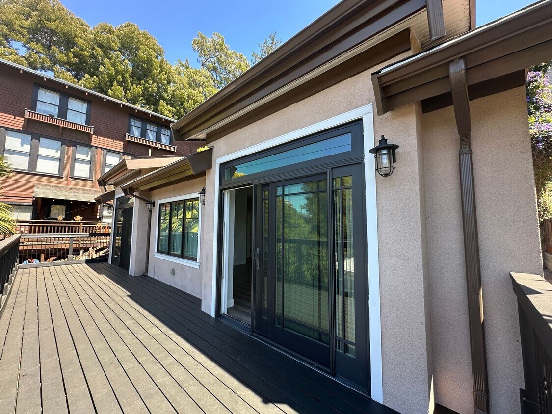 Foto principal - Modern 2-Bedroom Oasis with Expansive Deck...