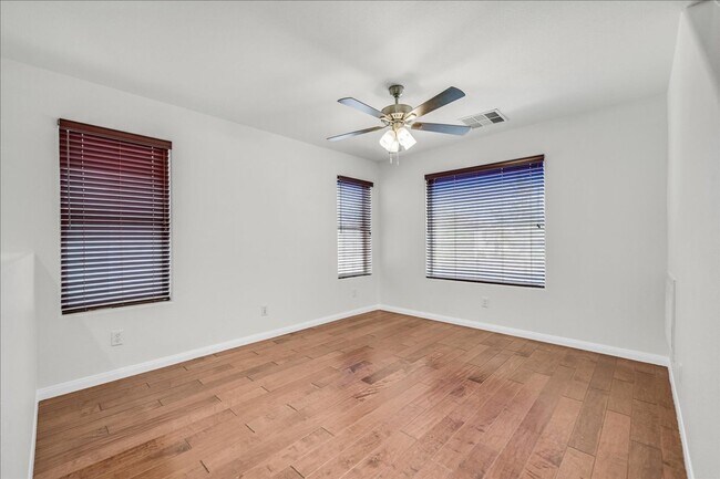 Building Photo - Beautiful 3 story home in a cul-de-sac and...