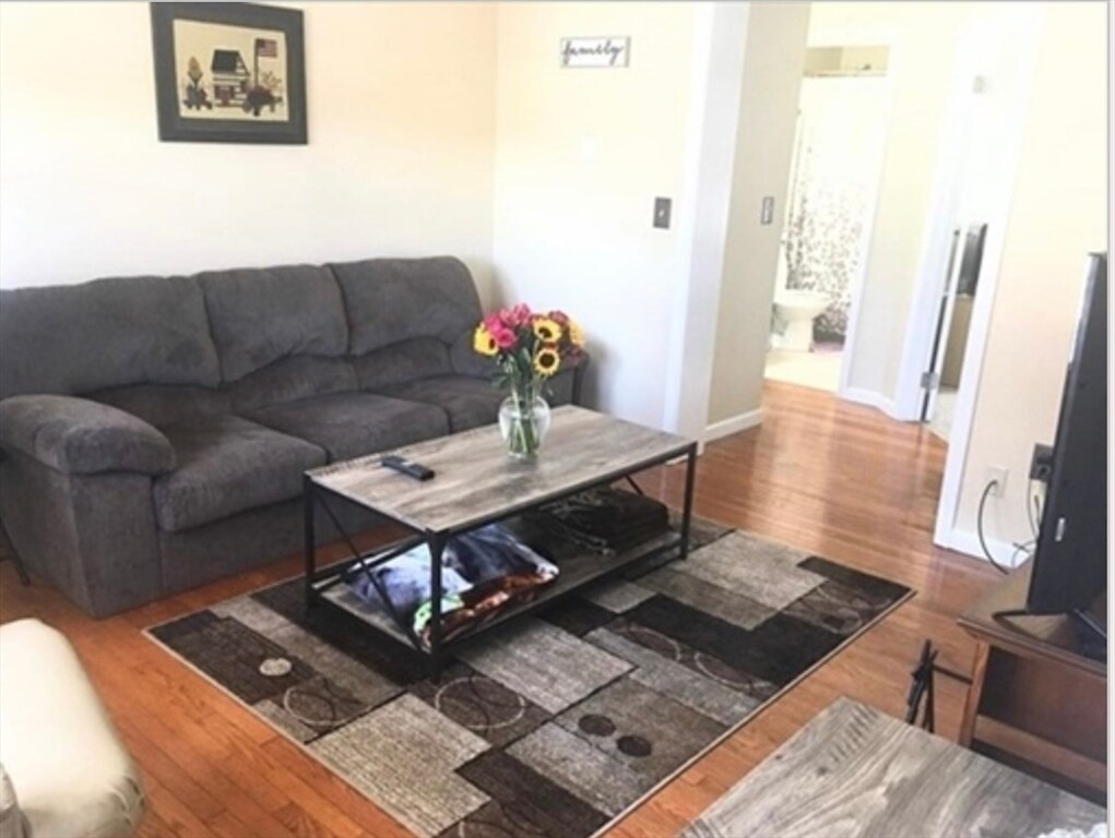 Foto principal - 1025 Central St