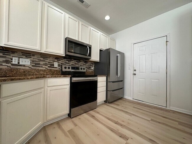 Building Photo - Beautifully Updated 2/2.5 Home in Desirabl...