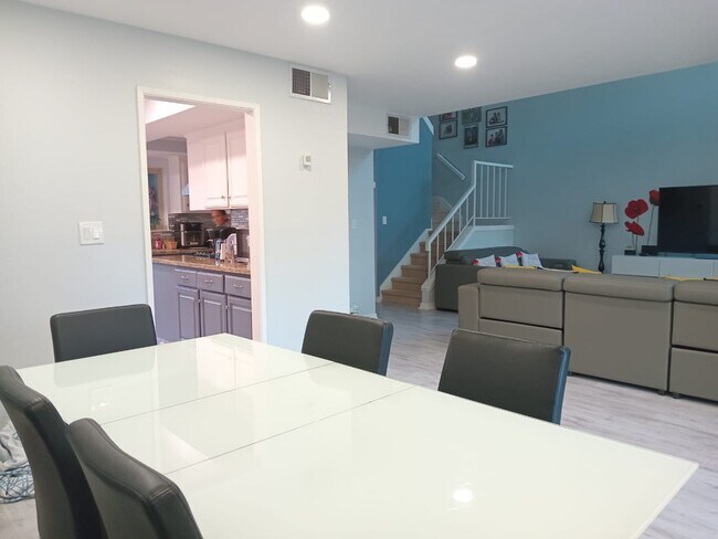 Foto del edificio - 7551 Maywood Dr