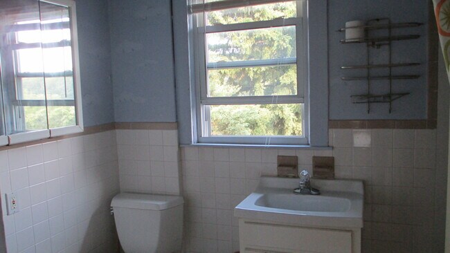 Full Bathroom - 32 Bronxville Rd