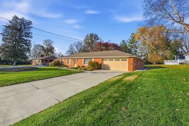 Photo - Large Ranch on Cul-de-sac House