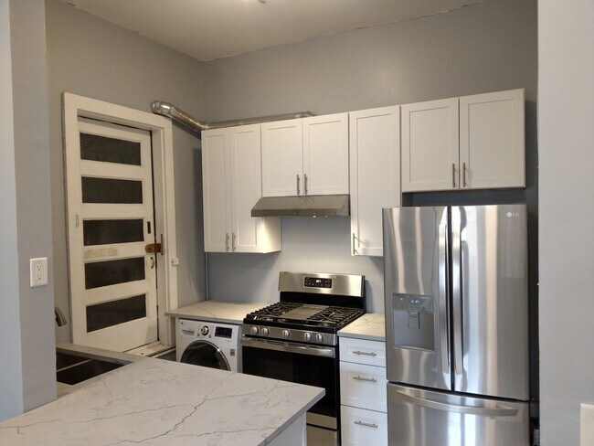 Building Photo - 560 W Fullerton Pky