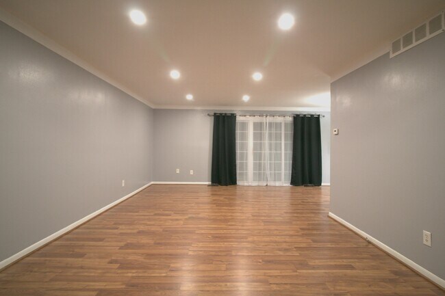 Foto del edificio - 480 Fox Hills Dr N